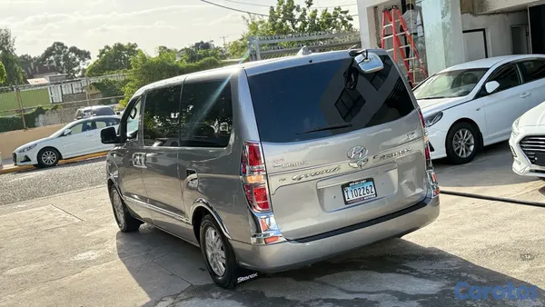 jeepetas y camionetas - 2018 Hyundai Grand Starex Diésel en oferta  4