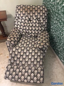 Sillón en tela con estampado blanco con negro