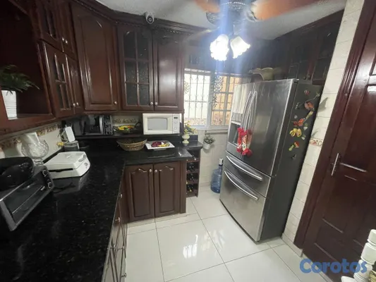 casas - Casa de 2 niveles en venta en Los Jardines 4