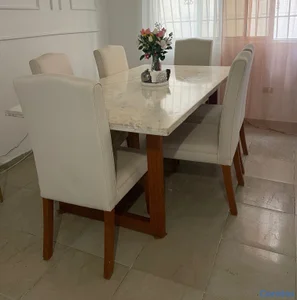 Comedor de 6 sillas de mármol y roble brasileño 