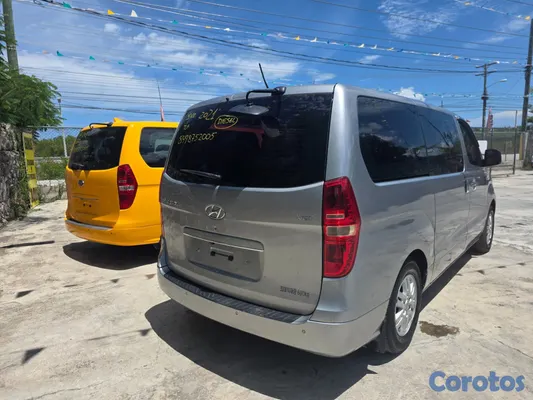 jeepetas y camionetas - HYUNDAI GRAND STAREX 2021 RECIEN IMPORTADA ESTA EN 8