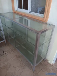 2 Vitrinas.