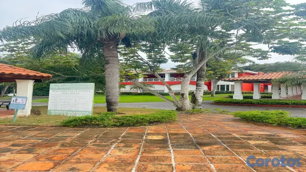 casas vacacionales y villas - VILLA EN JUAN DOLIO EN METRO PRIMER NIVEL 3