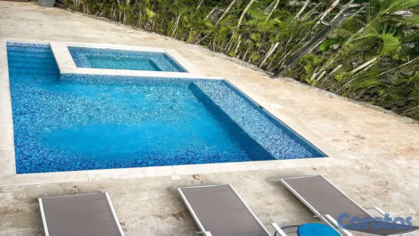 casas - Lujosa Residencia de Dos Niveles con Piscina y Jacuzzi 6
