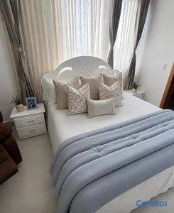 Cama king y mesas de noche en caoba nuevo 