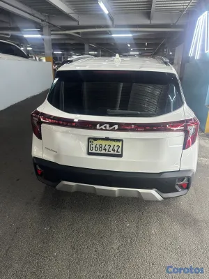 jeepetas y camionetas - Kia Seltos 2024 semi nueva RD$1.5 4