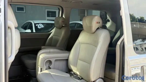 jeepetas y camionetas - 2018 Hyundai Grand Starex Diésel en oferta  6