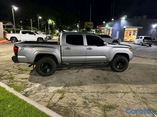 jeepetas y camionetas - Toyota Tacoma 2020 sr5 poco uso 4x4 único dueño  9