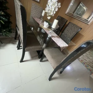 te vendo este comedor en buen estado tope de cristal de 6 sillas color gris  