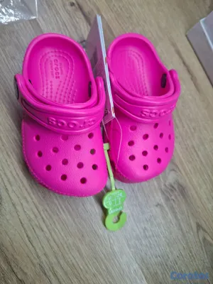 ropa y zapatos - Crocs rosados para niña 4