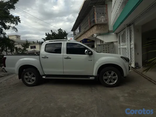 jeepetas y camionetas - Camioneta DMAX 2019 - Única Dueña - 88 KM - Mantenimiento en la casa 3