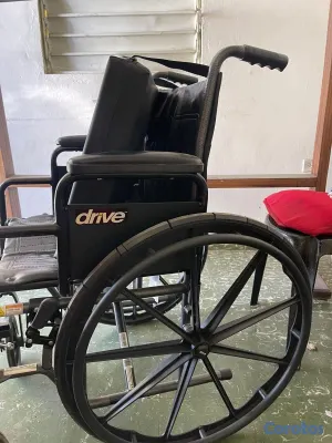 Salud y Equipamiento Médico - silla de ruedas negra, moderna  5