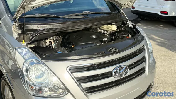 jeepetas y camionetas - 2018 Hyundai Grand Starex Diésel en oferta  11
