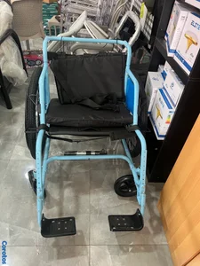 Silla de rueda azul 