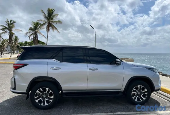 jeepetas y camionetas - Vendo Toyota Fortuner DIAMOND TSS año 2023 3