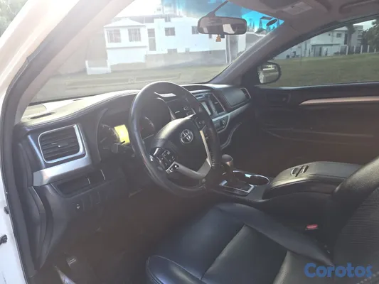 jeepetas y camionetas - Toyota Highlander 2015 – 3 Filas, 4 Cilindros, Económica 7