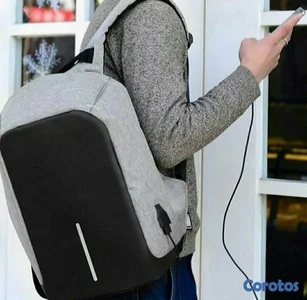 Mochila antirrobo impermeable con puerto de carga USB y audífonos. 