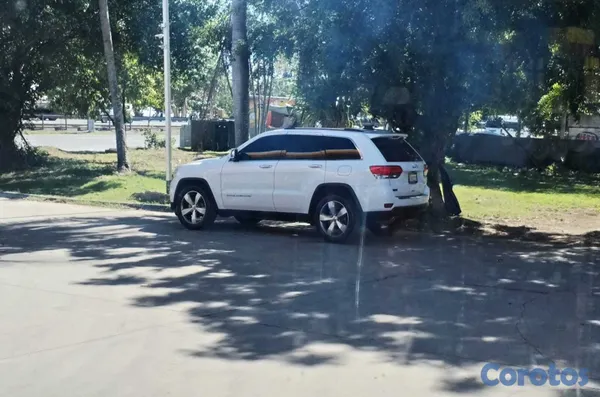 jeepetas y camionetas - Vendo Jeep Cherokee Limited Optimas Condiciones 3