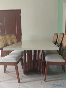 Hermoso juego de comedor de seis sillas.