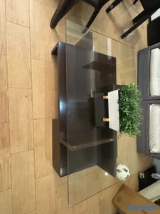 Mesa de centro moderna con tope de cristal – Base geométrica café oscuro
