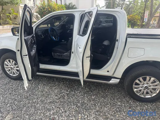 jeepetas y camionetas - IZUZU DMAX con solo 1800 km. No tiene detalles  2