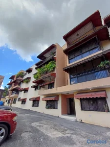 vendo altos De Arroyo hondo tres habitaciones dos baños dos parqueos balcón serv