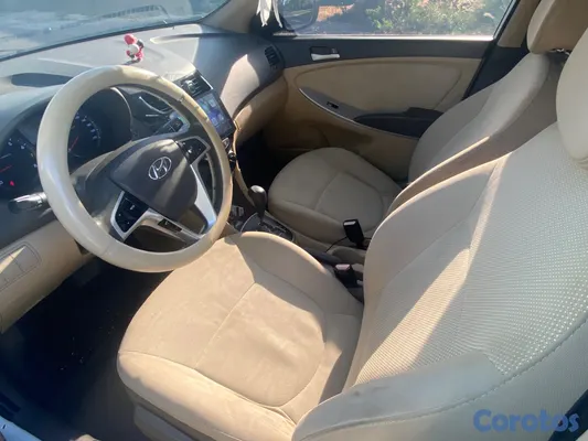 carros - Hyundai Accent 2013 Automático | CarPlay + Cámara 9