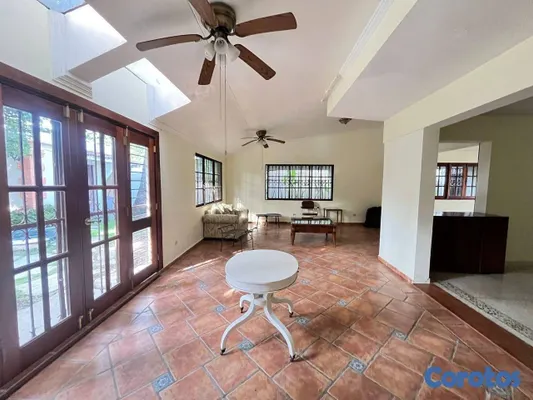 casas - Casa de 5 habitaciones 3 baños en alquiler en Juli 6