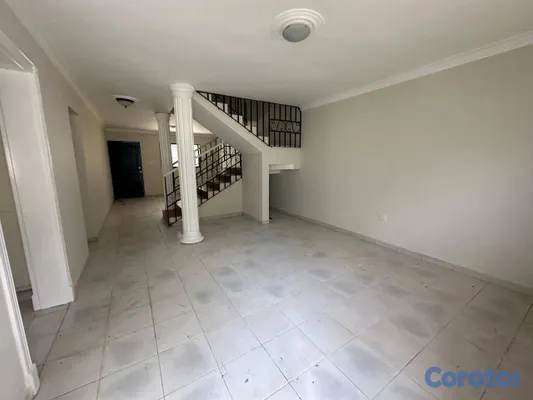 casas - Casa de 2 niveles en venta en Villa Aura 9