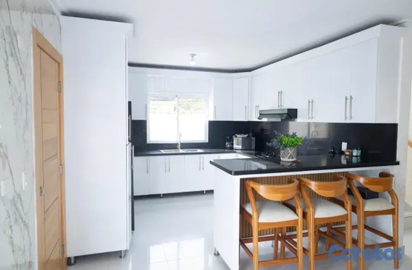 casas - Casa de dos niveles en el Km.14 Autopista Duarte 12