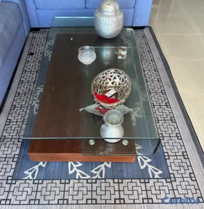Mesa de centro con tope en cristal con dureza fuerte y alta recistencia