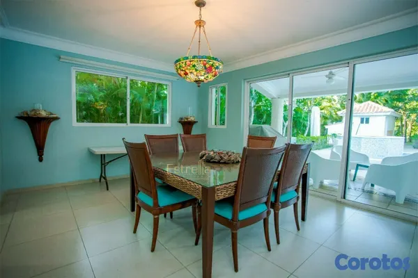 casas vacacionales y villas - Villa de dos niveles en venta en  Juan Dolio (562.26mts2) de 5 habitaciones 3