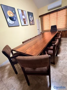 Vendo mesa con 10 sillas y 1 sillón ejecutivo.