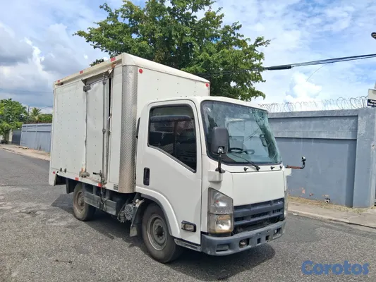 camiones y vehiculos pesados - camión ISUZU NPR 2023 pequeño choque en el paral de la puerta ,funcional  2