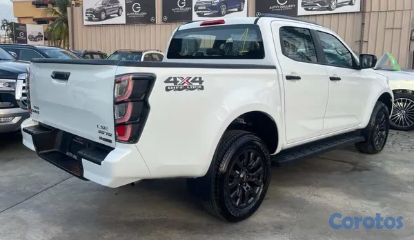 jeepetas y camionetas - Isuzu D-Max 2027 6