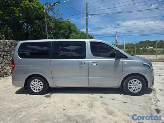 jeepetas y camionetas - HYUNDAI GRAND STAREX 2021 RECIEN IMPORTADA ESTA EN 2