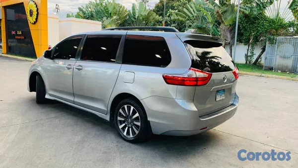 jeepetas y camionetas - Toyota sienna 2017 3