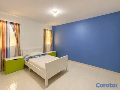 Cama y 2 mesas