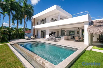 Exclusiva Villa Moderna: 5 Hab. a pocos metros del mar en Comunidad Privada