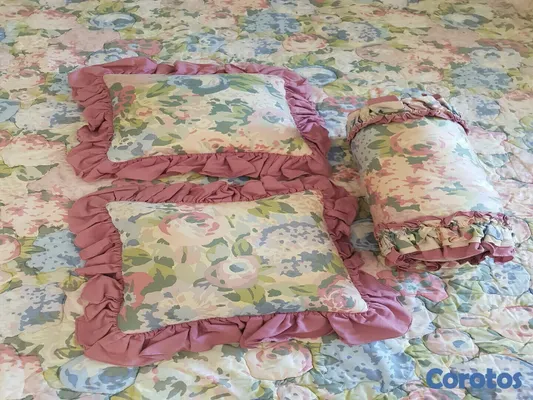 decoración y accesorios - Cubrecama estampado en rosas colores pastel. Tamaño Queen. 3