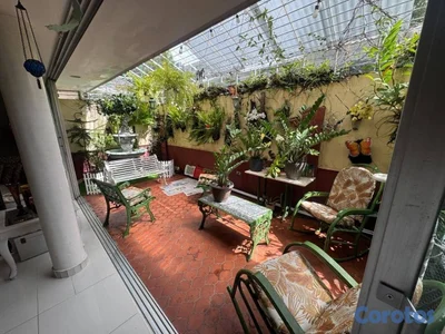 vendo casa de tres niveles Evaristo Morales tres habitaciones tres baños terraza
