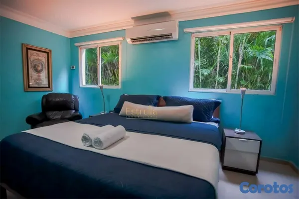 casas vacacionales y villas - Villa de dos niveles en venta en  Juan Dolio (562.26mts2) de 5 habitaciones 5