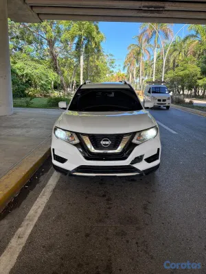 jeepetas y camionetas - Nissan Rogue SV AWD 2017 en Excelente Condición 7