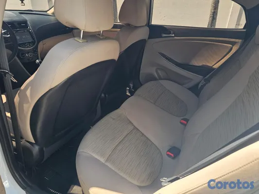 carros - HYUNDAI ACCENT 2012 6