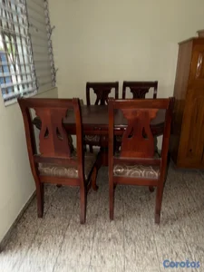 Se vende comedor de caoba, 4 sillas 