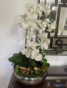 Arreglo decorativo de orquídeas blancas con base p