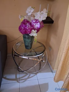 Vendo dos mesas de cristal  y doradas  para sala decorativa