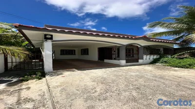 San Isidro - Casa de 1 nivel con amplio patio y área verde
