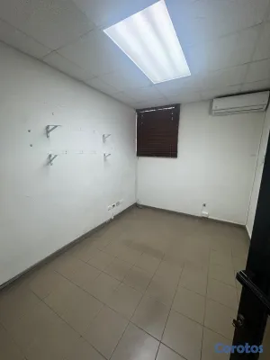 oficinas y locales comerciales - alquiló primer nivel local comercial dos oficina tres parqueos dos baños  4