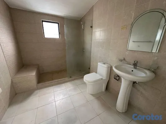 casas - Casa de 2 niveles en venta en Villa Aura 3